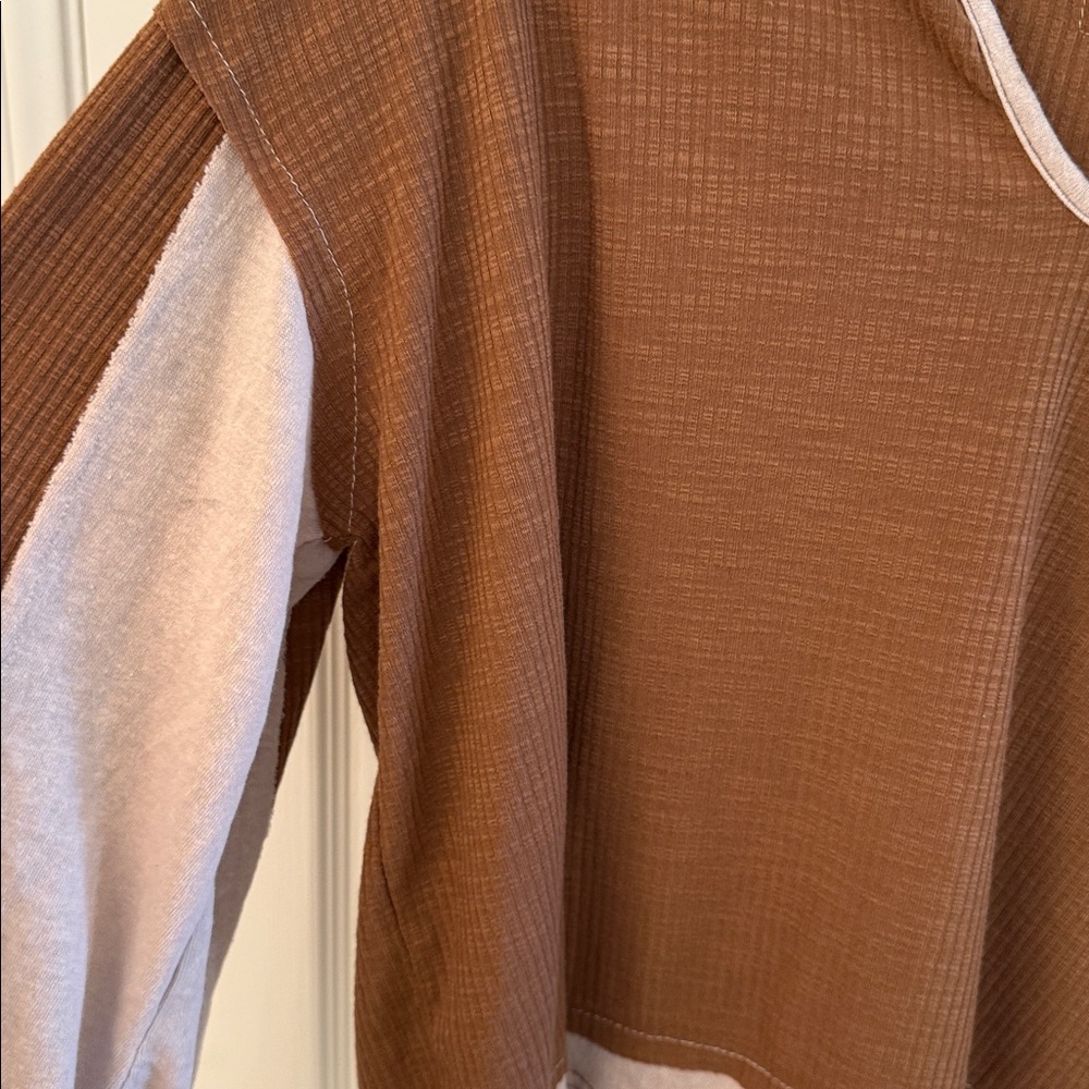 #71 POL Contrasting Color
Block Ribbed Top with Lace up Sleeve - Picture 7 of 9